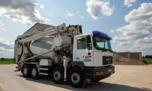 Betoniarka MAN z pompą do betonu. Zastanawiasz się, ile kosztuje kubik betonu? Zapytaj w AGMAR BETONIARNIA.