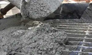 Świeży beton c12/15 wylewany z mieszalnika na ruszt.