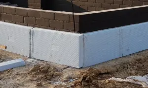 Izolacja fundamentów z białego styropianu, gotowa do zalania betonem. Pytanie: jaki cement na fundament?