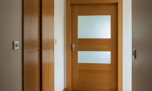 Nowoczesne drzwi z dwoma przeszkleniami, idealne, by pokazać, jak przerobić stare drzwi z szybą na nowoczesne.