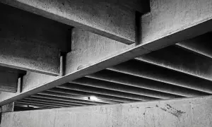 Podkreślone linie i cienie tworzą geometryczny wzór na tle betonowych konstrukcji. Klasy betonu b są tu widoczne w całej okazałości.
