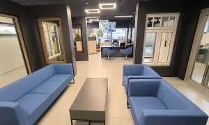 Nowoczesne wnętrze salonu okien i drzwi z niebieskimi sofami i stolikiem kawowym.