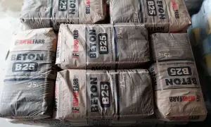 Worki z betonem B25. Zastanawiasz się, ile cementu na kubik betonu? Ta gotowa mieszanka ułatwia pracę.
