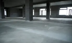 Surowa posadzka betonowa w pustym domu, idealna baza pod wykończenie. Jaki beton na posadzkę w domu wybrać?