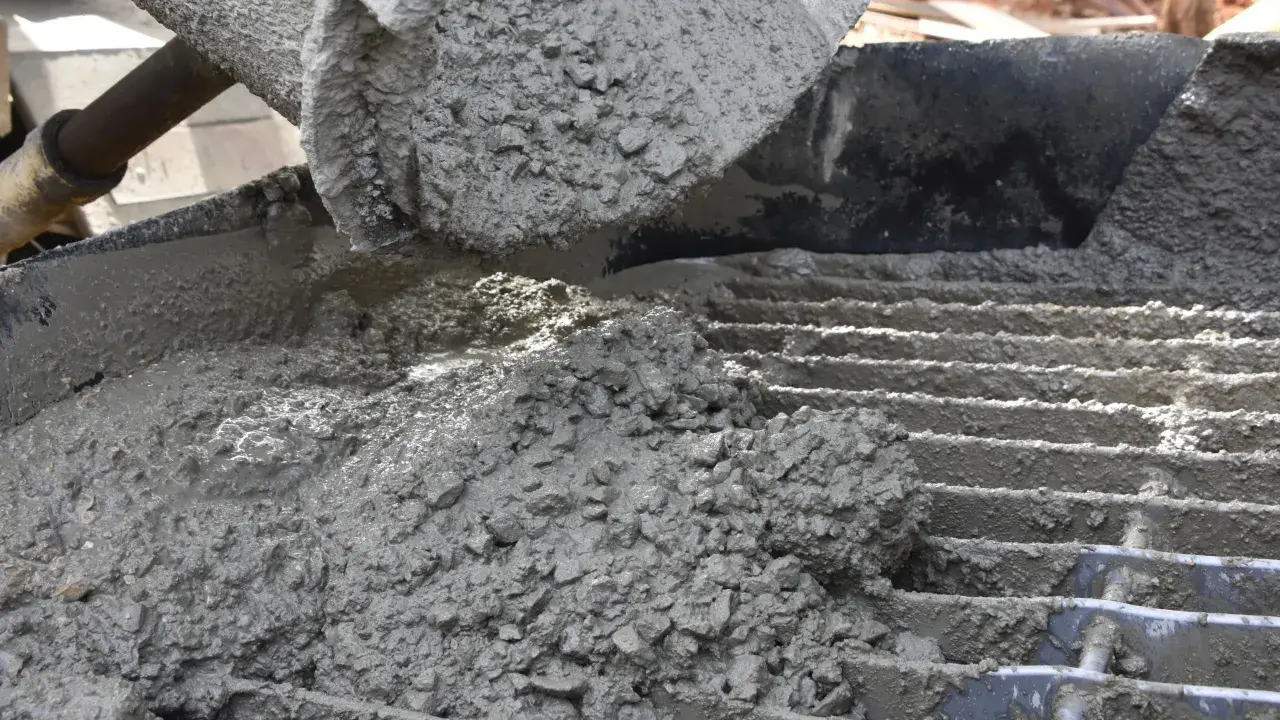 Świeży beton c12/15 wylewany z mieszalnika na ruszt.