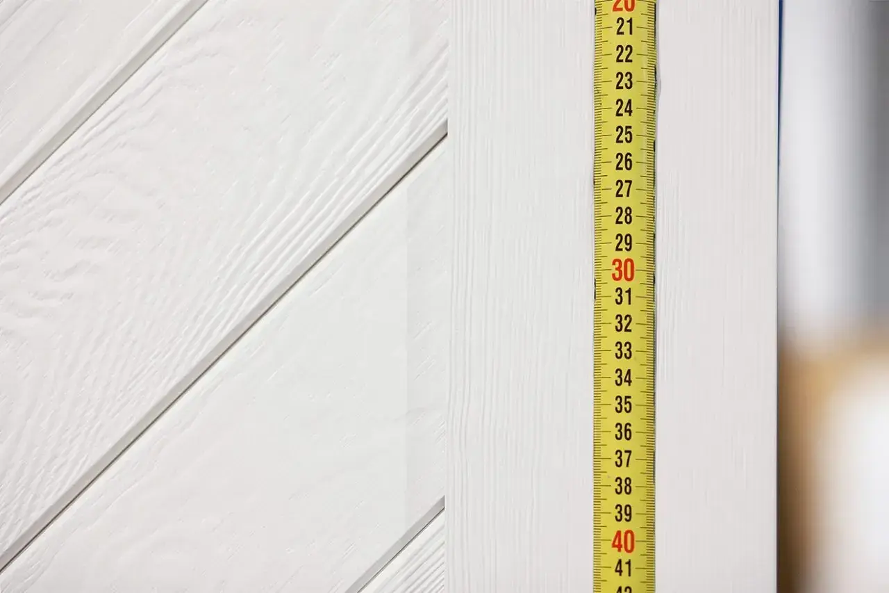 Miarka pokazuje 30 cm. Sprawdzamy, jaki otwór pod drzwi 80 cm będzie odpowiedni.