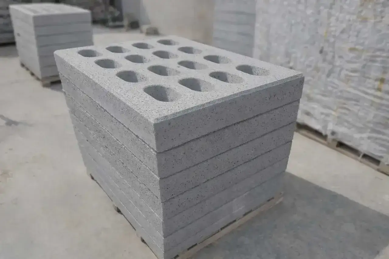Stos beton c30/37 z otworami, gotowy do budowy.