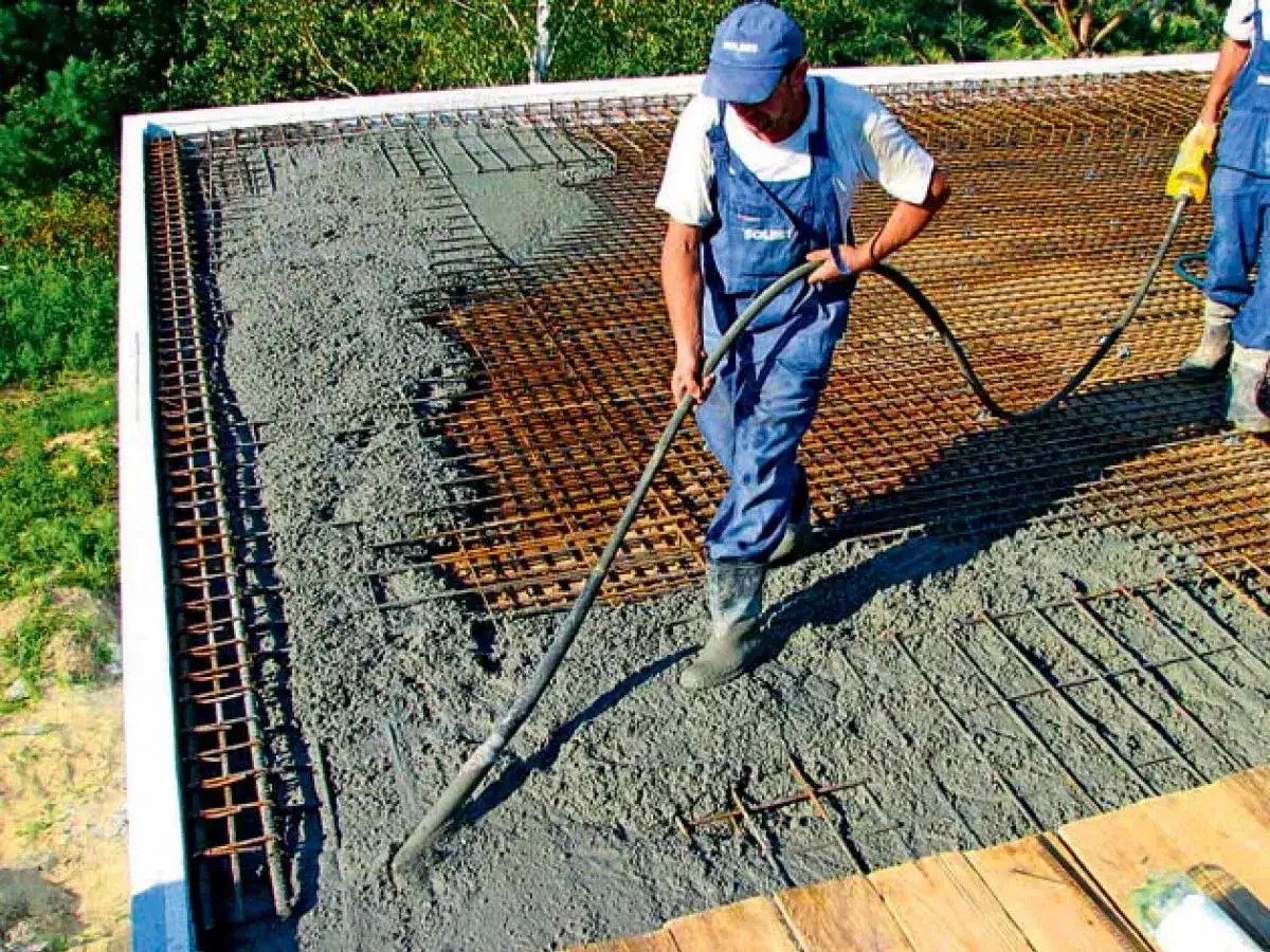 Pracownicy wylewają beton na zbrojenie stropu. Jaki beton na strop wybrać? Ten wygląda na odpowiedni do budowy.