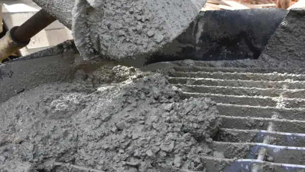 Świeży beton c12/15 wylewany z mieszalnika na ruszt.
