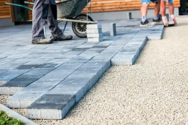 Układanie kostki brukowej na podjeździe. Nowoczesne rozwiązanie co zamiast kostki na podjazd, tworzące estetyczną nawierzchnię.