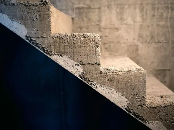 Surowe, betonowe schody czekają na wykończenie. Pomysły, jak tanio wykończyć schody betonowe, mogą obejmować malowanie lub położenie wykładziny.